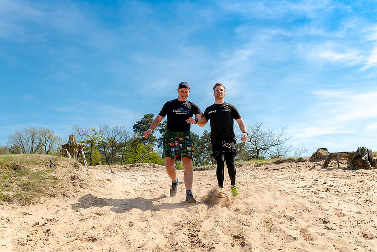 twee sportende mannen